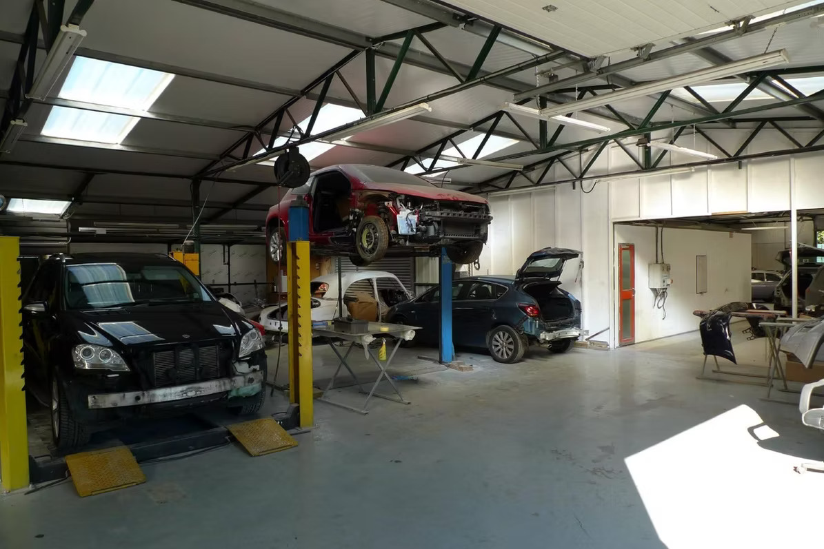 https://carbodyrepairsharlow.co.uk/wp-content/uploads/2025/06/de5e42_e7361fa1572b4eb5be4fb568198d11edmv2-1.jpg